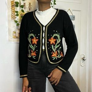 Gorgeous vintage floral knitted button up cardigan 💐🌿